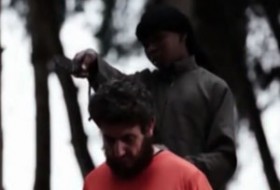 سر بریدن یک مرد به دست جلاد نوجوان داعش + فیلم(18+)