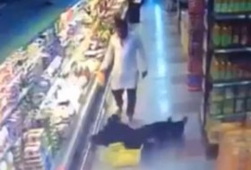 تعرض مرد سعودی به یک زن محجبه در فروشگاه + فیلم