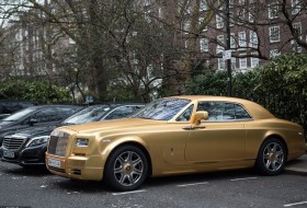 خودنمایی گردشگر میلیاردر سعودی با کلکسیونی از خودروهای لوکس طلاکاری‌شده در لندن+تصاویر