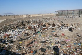 اهالی شیخ آباد در مقابل شهرداری تجمع کردند /اشکال فنی ماشین آلات علت دپو شدن زباله ها