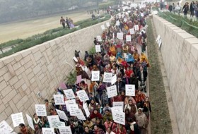 نجات دانش آموزان دختر از آزار و اذیت گروهی / دکمه ترس در اتوبوس های هندی نصب شد