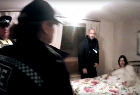 فیلم لحظه دستگیری سارا روی تخت خواب / پلیس 3 صبح به خانه این زن یورش برد+تصاویر
