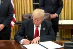 ترامپ دستور اجرایی تسهیل لغو قانون بیمه همگانی اوباما را امضا کرد