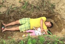 پدری که کودک زنده‌اش را با دستان خود در قبر خواباند +فیلم