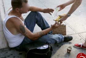 دختر جوان، ناخواسته ناجی مرد بی‌خانمان شد + تصاویر