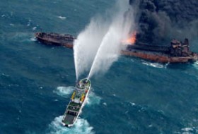 شعله‌های آتش در نفتکش گسترده‌تر شده است/تکاوران نمی‌توانند وارد کشتی شوند