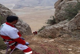 گرفتاری ۷ زن در دیواره ارتفاعات شهر زرقان