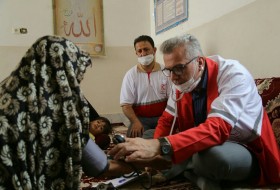 داوطلبان جمعیت هلال احمر در میان طوفان های شن خدمات سلامت ارائه می دهند
