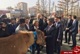 هدیه جالب مغول‌ها به وزیر دفاع آلمان سوژه شد +عکس