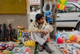 اجاره پیاده رو به دست فروشان توسط مغازه داران زابلی
