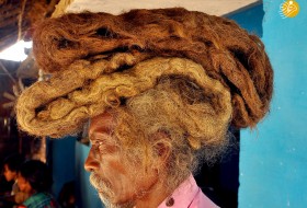 (تصاویر) مردی که از ۴۰ سال پیش موهایش را نشسته!