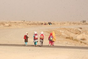 روایت یک روز رفتن به مدرسه در سیستان/اتمام پیاده روی 15 کیلومتری در مهرماه