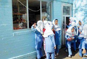 سوپرمارکت های متخلف دانش آموزان را هدف قرار دادند/خوراکی های فاسد در کمین کودکان سیستانی