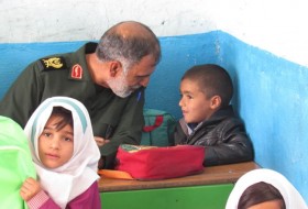 فرمانده قرارگاه عملیاتی شهید هراتی ، پشت میز مدرسه+عکس