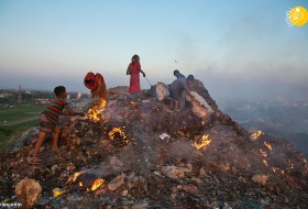 (تصاویر) زندگی بدبختانه کودکان در میان زباله‌های آتشین
