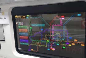 نمایش اطلاعات سفر روی شیشه مترو