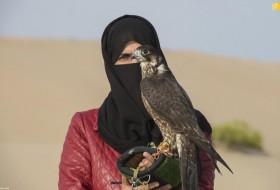 (تصاویر) تابوشکنی در امارات؛ مادر و دختر شاهین باز!