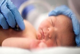 سلامت نوزاد قربانی تاریخ تولد رُند قرن/ والدینی که از مدت‌ها قبل پشت در اتاق عمل صف کشیده اند