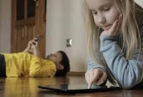 کودکان و نوجوانان اصلی‌ترین قربانیان ولنگاری فضای مجازی هستند / خطر اعتیاد اینترنتی در پی پرسه‌زدن‌ بی‌اندازه در شبکه های اجتماعي