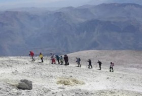 صعود بر بام ایران توسط کوهنوردان دانشگاه علوم پزشکی زابل/دماوند زیر پای ورزشکاران سیستانی